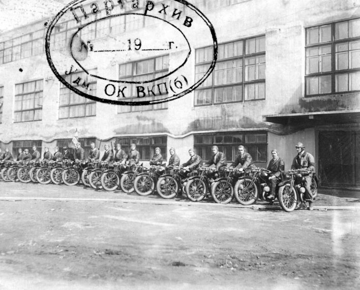 Участники мотопробега Ижевск-Горький перед стартом от стен Ижевского мотоциклетного завода. 1935 г.