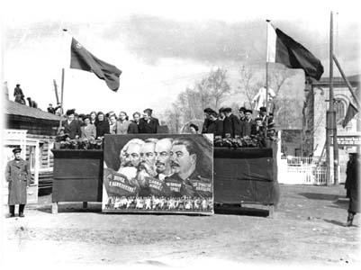 На первомайской демонстрации в г.Глазове. 1955 г.