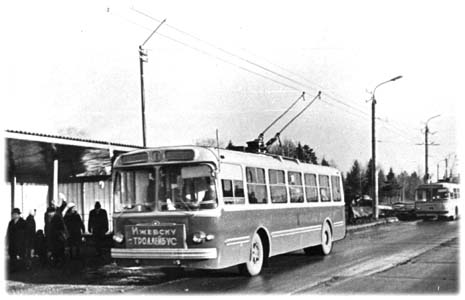 Первый ижевский троллейбус на остановке "Школьная". 1968 г.