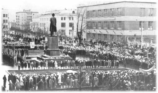 Ижевчане на митинге, посвященном 100-летию со дня рождения В.И.Ленина. 20 апреля 1970 г.