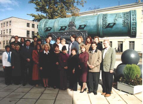 Участники совещания на территории ОАО « Ижсталь » возле копии Царь – пушки, установленной мастерами предприятия в 2001 г.